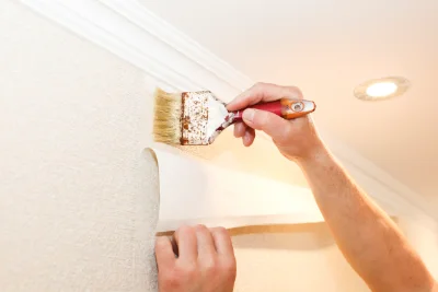 Pose de papier peint à Yzernay — revêtements muraux et toiles de verre